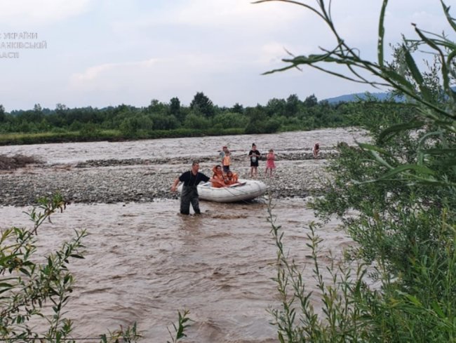 Співробітники ДСНС врятували 11 осіб на водоймах Прикарпаття 03