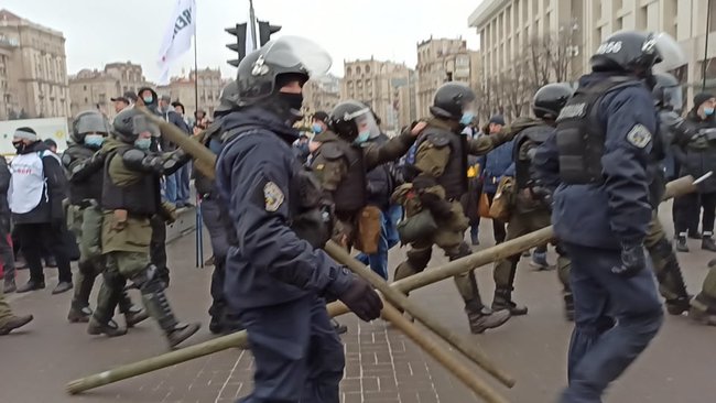 ФОПы попытались установить палатки на Майдане Незалежности: между митингующими и правоохранителями произошли стычки 23