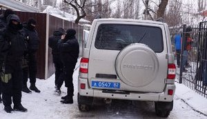 Russian occupant authorities in Crimea bring lawyer Kurbedinov to “court” to impose pre-trial restriction: security stepped up outside courthouse as activists gather for support. PHOTOS+VIDEO