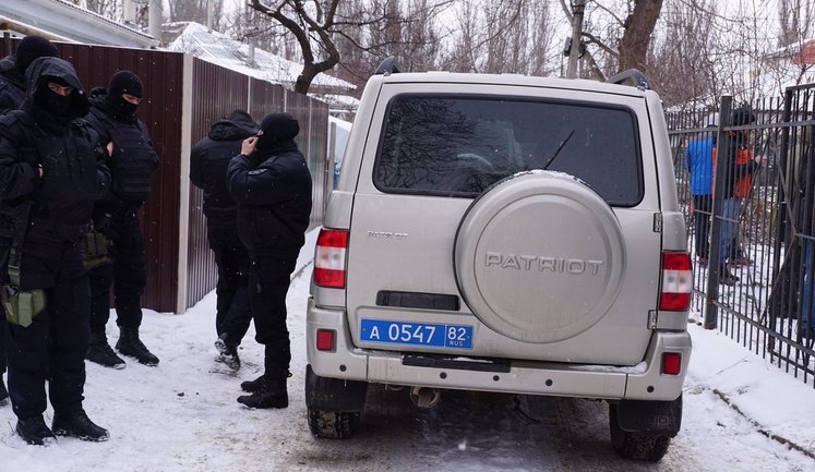 Russian occupant authorities in Crimea bring lawyer Kurbedinov to “court” to impose pre-trial restriction: security stepped up outside courthouse as activists gather for support. PHOTOS+VIDEO