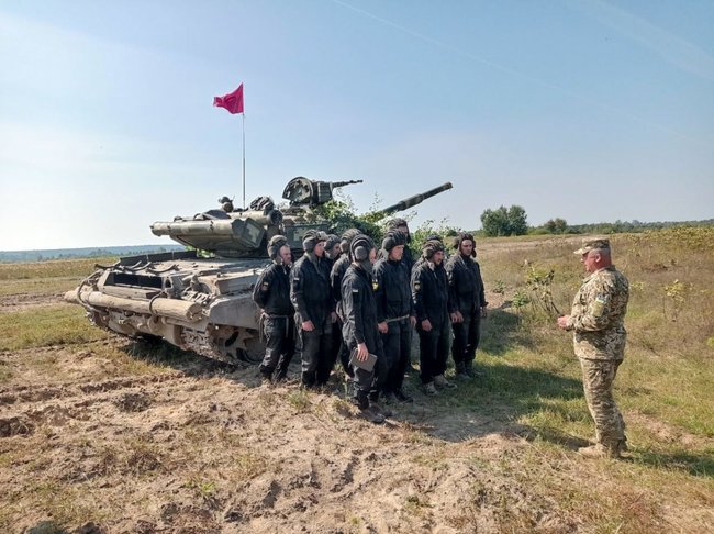 Конкурс на лучший танковый взвод ВСУ проходит на Ривненщине: Т-80 впервые в этом году отстрелялись при помощи БПЛА 01