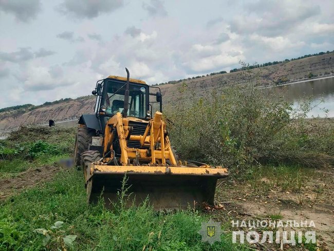 Чоловік задавив екскаватором свого напарника в Чернівецькій області 01
