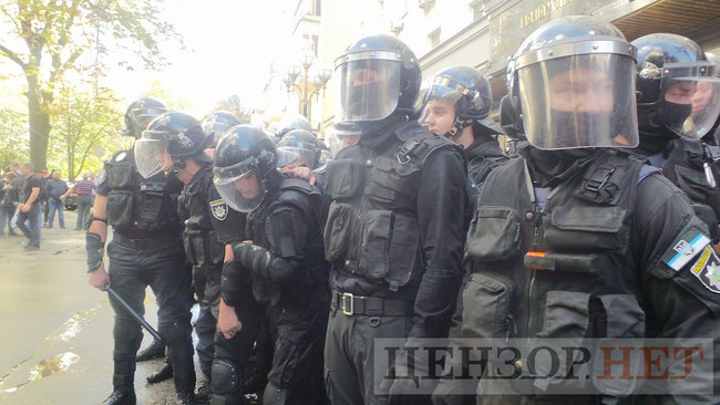 Під час мітингу під ГПУ проти екстрадиції в РФ Тумгоєва сталися сутички: мітингувальники бють вікна, їх у відповідь поливають водою зі шлангів 56