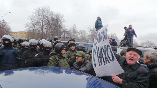 Protesters keep blocking police van with Saakashvili inside, construct barricade 01