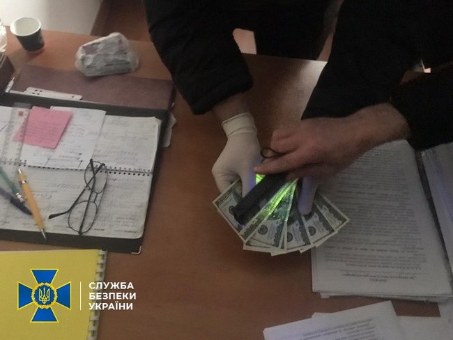 Главный архитектор одного из районов Буковины требовал взятку в $1,5 тыс. за согласование документации на землю, - СБУ 01
