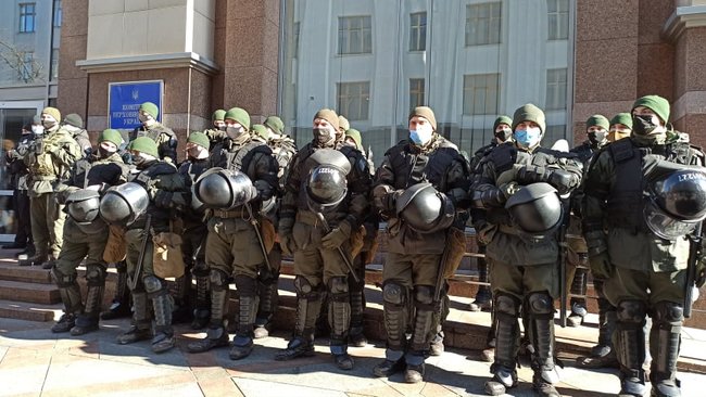 Полізеш до мови - отримаєш на горіхи: активісти пікетують ВР на знак протесту проти змін до закону про державну мову 01
