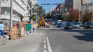 В Киеве возобновили движение по улице, где ливень смыл асфальт. ФОТО