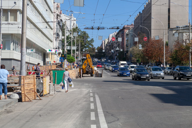 В Киеве возобновили движение по улице, где ливень смыл асфальт 03