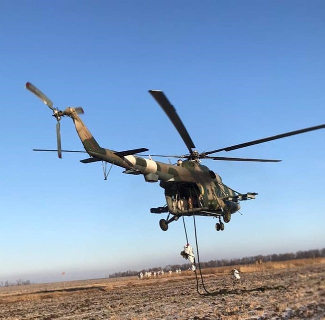 Воїни 81-ї ОАБр відпрацювали беспарашутне десантування з вертольота 02