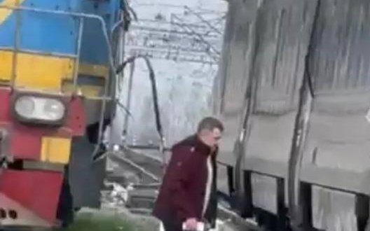 Тепловоз зіткнувся з пасажирським поїздом "Інтерсіті+" на Вінниччині, - "УЗ". ФОТО