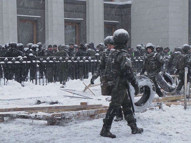 Наметове містечко під Радою розбирають, під стінами парламенту затримано 39 осіб 07