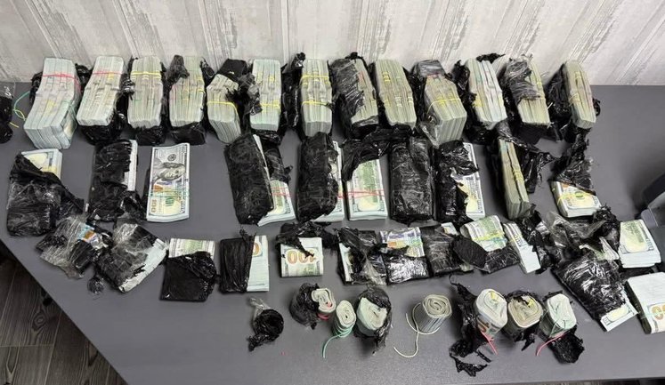 Ukrainian woman was carrying nearly million US dollars under bonnet of her Mercedes, - State Border Guard Service. PHOTOS