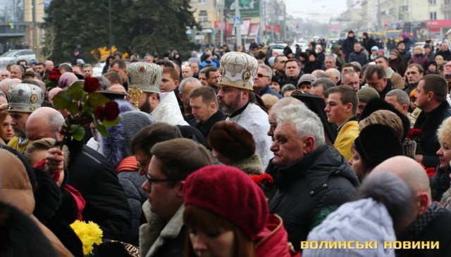 Сотні людей прийшли попрощатися з мером Луцька Романюком 16