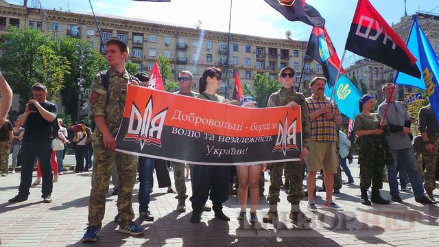 Киевсовет приравнял воинов добробатов к участникам АТО: во время попытки активистов пройти в зал заседаний произошла потасовка 10