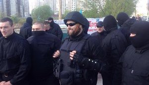 Тітушки в камуфляжі та чорних масках, які розгромили наметове містечко місцевих жителів на Позняках, прибули на машинах із номерами "Майдан". ФОТОрепортаж