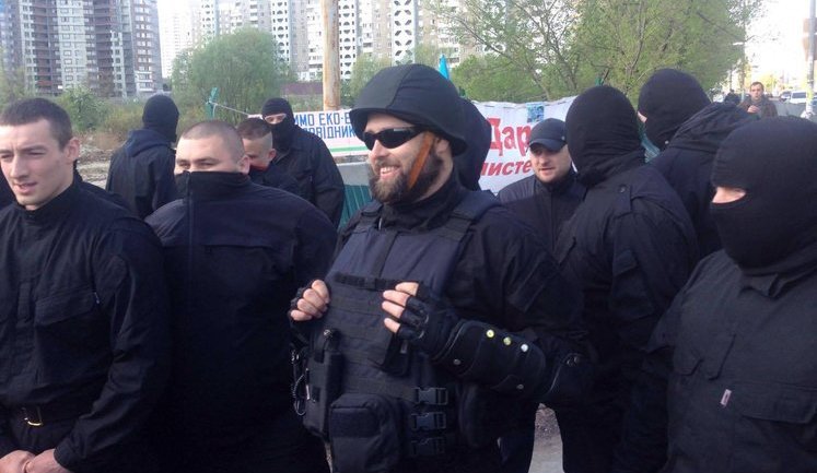 Тітушки в камуфляжі та чорних масках, які розгромили наметове містечко місцевих жителів на Позняках, прибули на машинах із номерами "Майдан". ФОТОрепортаж