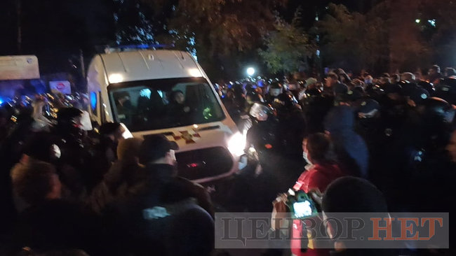 Под Шевченковским судом - столкновения с полицией 24