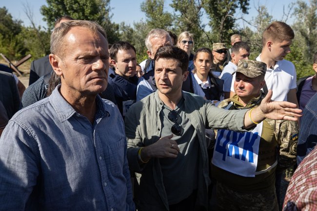 Zelenskyi, Tusk visit Stanytsia Luhanska 15