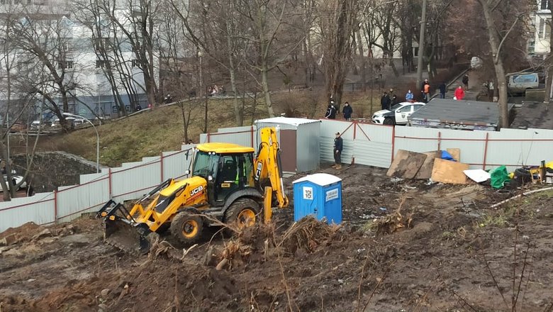На Черепановой горе в Киеве вырубили деревья ради очередной застройки: активисты повалили строительный забор, полиция не вмешивалась 08