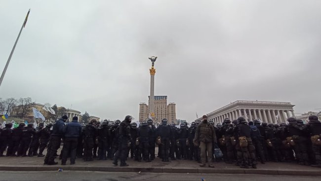 ФОПы попытались установить палатки на Майдане Незалежности: между митингующими и правоохранителями произошли стычки 01