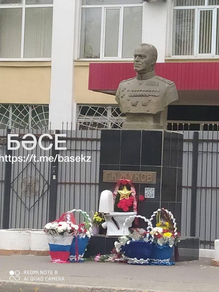 У памятника Жукову в Казахстане 9 мая установили унитаз 02