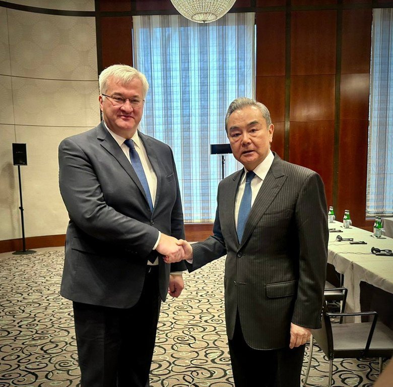 Сибіга провів зустріч із Ван Ї