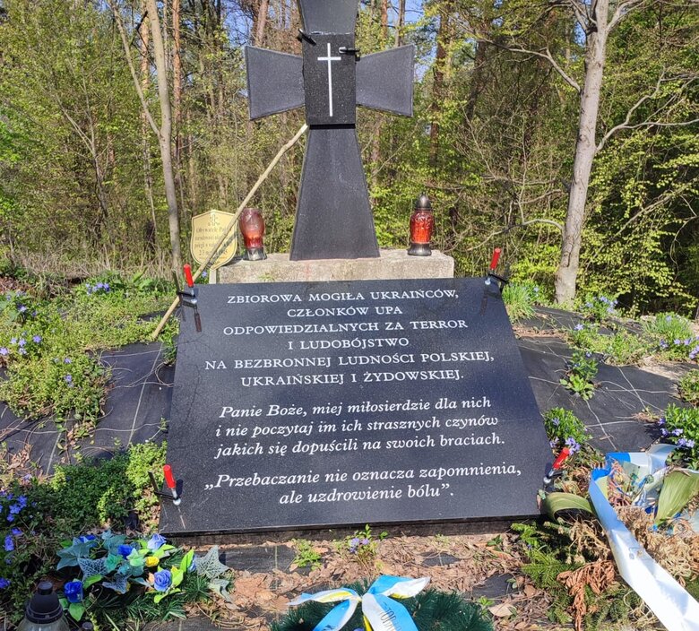 В Польше неизвестные установили на братской могиле воинов УПА табличку с провокационной надписью