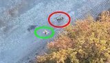 беспилотник атакует дрон-ждун