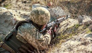 Від учора ворог 40 разів обстріляв позиції ЗСУ, тричі вдаривши по ділянці розведення сил поблизу Золотого, поранено одного українського воїна, - штаб
