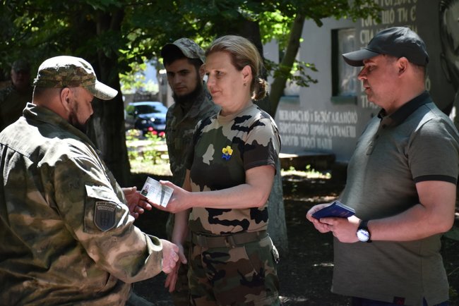16 воинам-добровольцам ДУК Правый сектор вручены в Авдеевке удостоверения УБД, - Минветеранов 02