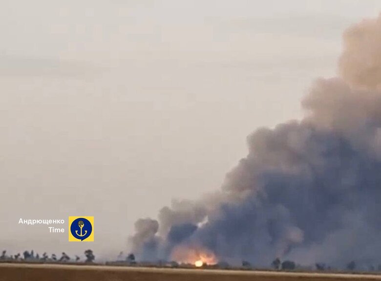 Зранку під Генічеськом лунають потужні вибухи: детонують боєприпаси окупантів, - Андрющенко 04