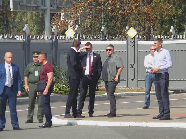 Родичі, журналісти, Зеленський, Баканов, Аваков у Борисполі чекають літака з українцями 13