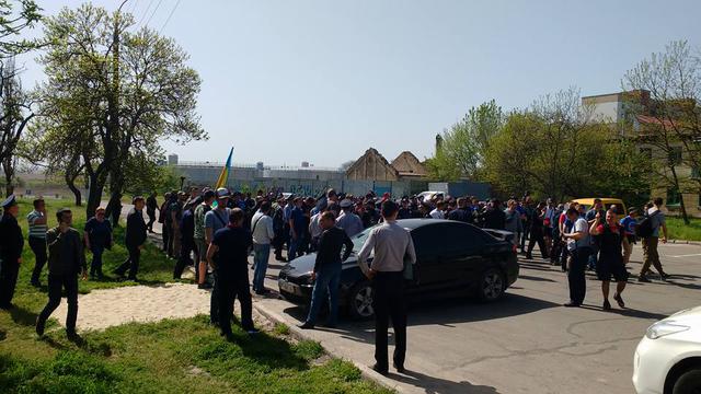 У Херсоні поліція розборонила мітингувальників, які билися 04 У Херсоні поліція розборонила мітингувальників, які билися 04