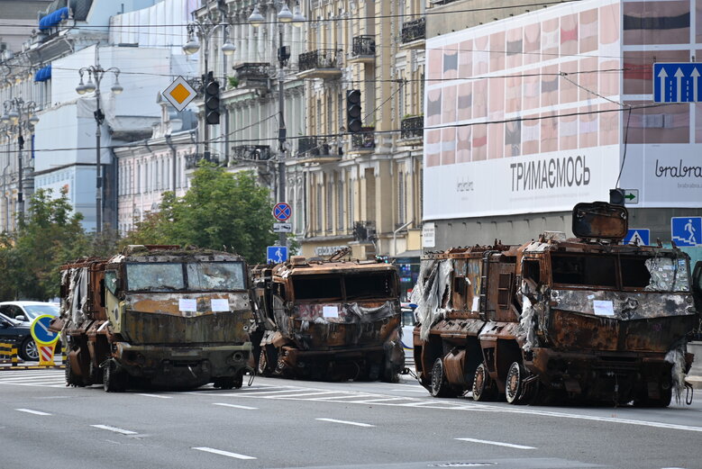 Выставка уничтоженной военной техники РФ на столичном Крещатике 49