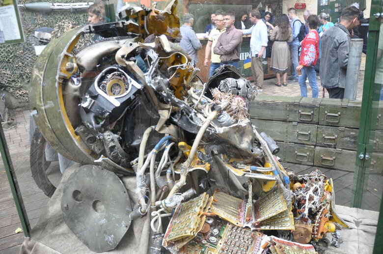 Кресло-катапульта, образцы снарядов и личные вещи рашистов: На Андреевском спуске открылась благотворительная выставка Спротив-2022 24 Кресло-катапульта, образцы снарядов и личные вещи рашистов: На Андреевском спуске открылась благотворительная выставка Спротив-2022 24