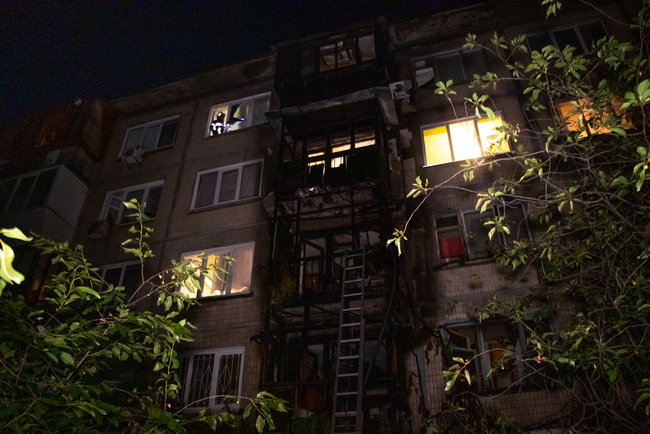 У столичній пятиповерхівці горіли чотири балкони, - ДСНС 01