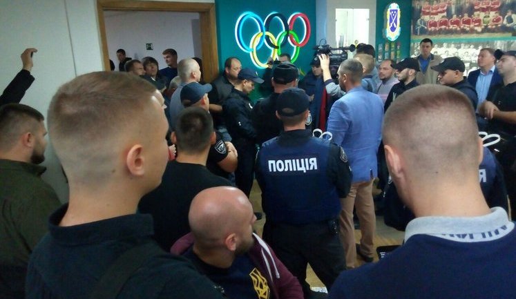 Підозрюваного в антисемітизмі "опоблоківця" Суханова не пустили до міськради Дніпра. ФОТО