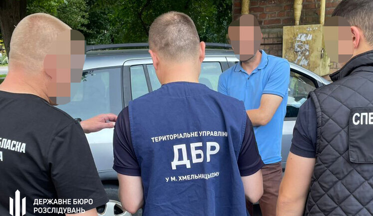 Замість повернення боргу обіцяв оформити групу інвалідності: на Хмельниччині затримано правоохоронця, - ДБР. ФОТОрепортаж