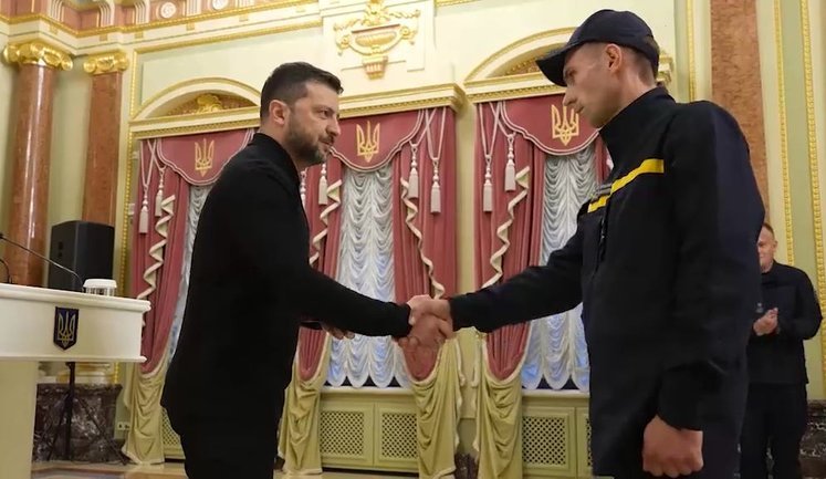 Зеленський відзначив державними нагородами рятувальників. ВIДЕО