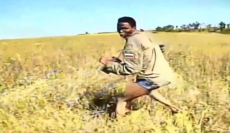 Ukrainian drone chases Russian ’boy in his underpants’ from Africa across field. VIDEO