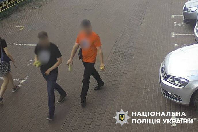 демонстранты с нацистской символикой