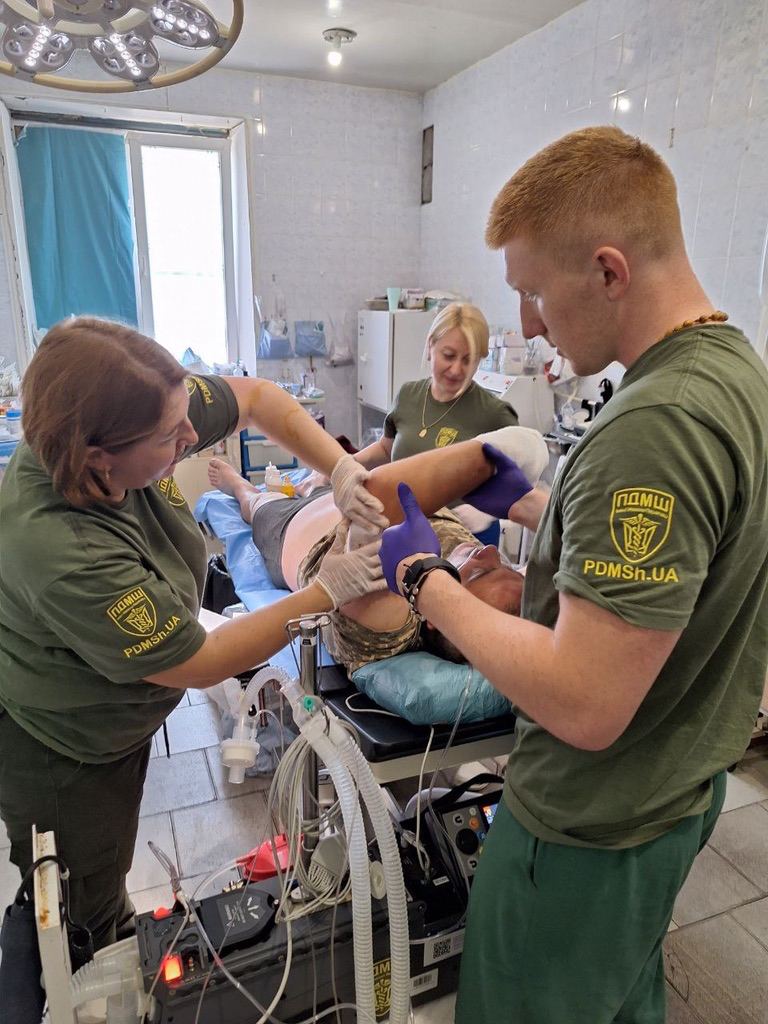 Президент ПДМШ Геннадій Друзенко: Коли за добу бачиш 200-250 поранених, розумієш: перемога – це не красиві слова, а густа кров і покалічені тіла часто молодих і таких гарних людей 04 Президент ПДМШ Геннадій Друзенко: Коли за добу бачиш 200-250 поранених, розумієш: перемога – це не красиві слова, а густа кров і покалічені тіла часто молодих і таких гарних людей 04