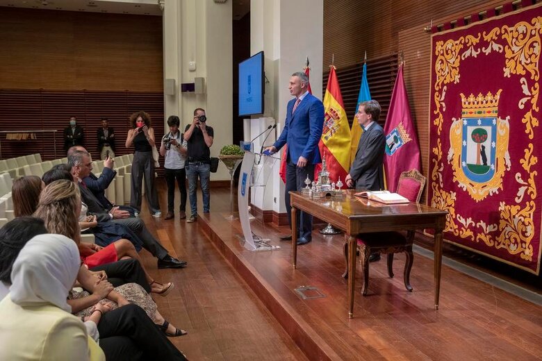 Кличко встретился с мэром Мадрида: Показал, что творят российские варвары в Украине 03 Кличко встретился с мэром Мадрида: Показал, что творят российские варвары в Украине 03