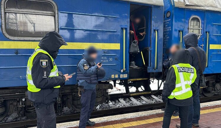 Large-scale scheme of "extortion" on international tickets organised: officials of "Ukrzaliznytsia" were served notice of suspicion. PHOTOS