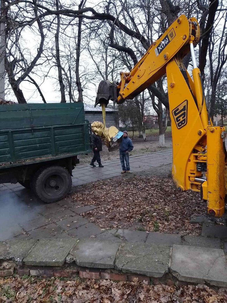 В Одесской области демонтировали памятник Пушкину 09