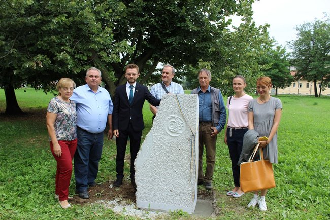 Символический камень Украина установлен в словенской Любляне, - посольство 02