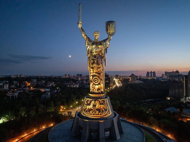 Артінсталяція на монументі Батьківщина-Мати до Дня незалежності