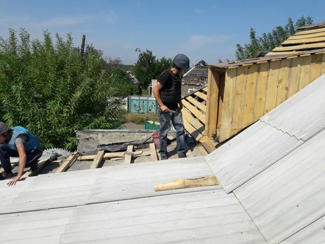 Воїни ООС допомагають жителям Авдіївки відновлювати будинки, зруйновані обстрілами найманців РФ 04