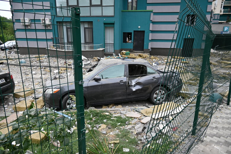Последствия падения обломков вражеской ракеты на многоэтажку в Соломенском районе Киева 29