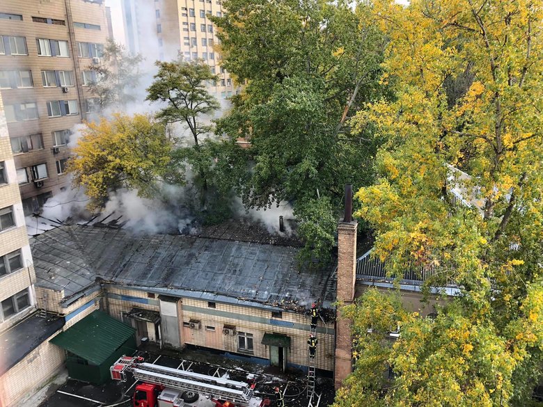 У Києві горіла лікарня Інституту урології 10
